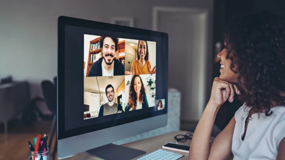 Mulher olhando para tela - webcams profissionais