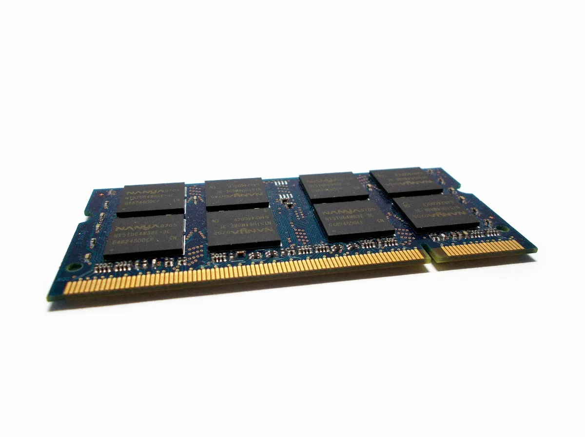 Tipos de Memória RAM: DDR2, DDR3, DDR4, DDR5 - O Guia Completo 5 Conjunto de memórias RAM encaixado sobre uma placa mãe. O fundo da imagem é totalmente branco.