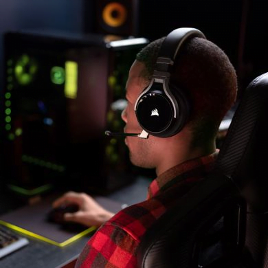 Melhor Headset Gamer Topo de Linha - Corsair Virtuoso - homem gamer com fones jogando jogos de primeira pessoa - melhores produtos do mercado - fone de ouvido