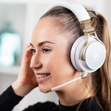 Melhor Headset Gamer Topo de Linha - mulher com fones jogando jogos de primeira pessoa - melhores produtos do mercado -  fone de ouvido