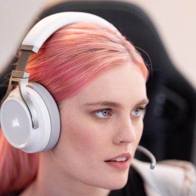 Corsair Virtuoso RGB Wireless branco - mulher utilizando