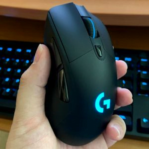 Logitech G703 - melhores modelos de mouses gamer da Logitech - mouses na mão do usuário