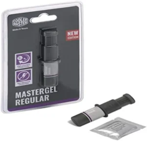 Melhor Pasta Térmica: TOP 10 Melhores (Cooler, Master, Grizzly e mais) 1 Imagem mostrando a pasta térmica Cooler Master Mastergel Regular dentro da embalagem de plástico na qual vem, com outro aplicador cinza, formato seringa de bico plano, igual o que está dentro da embalagem, do lado fora, a direita. O fundo é branco.