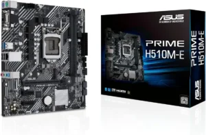 Imagem mostrando a Placa Mãe ASUS Prime H510M-E Intel LGA. É possível ver a caixa da placa a direita, e a placa inteira, em pé, a esquerda. A placa é mais simples, prateada e com detalhes da cor preta. A caixa é de cor preta, com uma imagem da placa e "Prime H510M-E" escrito em letras amarelas grandes da cor branca. O fundo é branco.