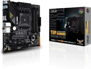 Imagem mostrando a Placa Mãe Asus Tuf Gaming B550M Plus. É possível ver a caixa da placa a direita, e a placa inteira, em pé, a esquerda. A placa é robusta, nas cores preto e prata. A caixa é de cor preta, com uma foto da placa na frente e a expressão "tuf gaming" em letras grandes e amarelas, seguida de "B550 M Plus" em letras pretas com contorno branco. O fundo e branco, e a parte de baixo reflete a imagem da caixa e da placa.