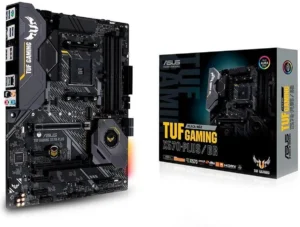 Imagem mostrando a Placa-Mãe ASUS TUF Gaming X570 Plus. É possível ver a caixa da placa a direita, e a placa inteira, em pé, a esquerda. A placa é robusta e toda da cor preta. A caixa é de cor escura, com uma imagem da placa e "tuf gaming" escrito em letras amarelas grandes. O fundo é branco.