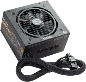 Melhor Fonte Para PC: TOP 8 Melhores Para Comprar em 2024 70 Imagem mostrando a Fonte EVGA 600W, vista de cima, parcialmente inclinada para frente. A fonte é preta, e na parte de cima vemos seu ventilador. Na parte da frente, vemos a saída dos cabos, que são todos pretos. Do lado esquerdo há uma etiqueta preta com várias informações sobre o produto em letras brancas e douradas. O fundo é branco.
