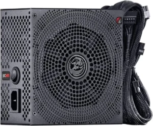 Melhor Fonte Para PC: TOP 8 Melhores Para Comprar em 2024 69 Imagem mostrando a Fonte Electro 650 W. Ela é vista parcialmente de lado, é da cor cinza prateado com detalhes em preto fosco. Podemos ver o botão liga / desliga que fica na sua parte traseira, e no lado inverso, vemos seus cabos amarados. O fundo é branco.