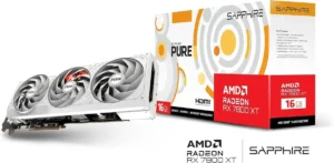 Imagem mostrando a placa Radeon RX 7800 XT 16gb Sapphire Pure. Do lado esquerdo, vemos a placa que é toda prateada e tem 3 ventiladores. No lado esquerdo, vemos a caixa, que é branca, com o canto inferior direito vermelho e alguns detalhes em amarelo, com o logotipo da Saphire (vários círculos um dentro do outro) na parte da frente. O fundo é branco.