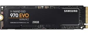 Melhor SSD Para PC Gamer Para Comprar: TOP 5 2024 3 SDD NVMe M.2 Samsung 970 visto de frente sobre fundo branco. O SSD é preto, com uma extremidade dourada de conexão aparente na ponta direita. No canto superior esquerdo está o nome do modelo "970 EVO" e algumas outras informações, e no canto direito superior está escrito "Samsung", em letras brancas.