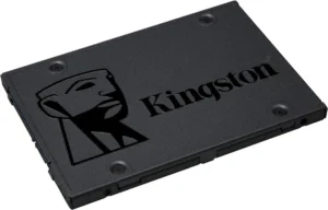 Melhor SSD Para PC Gamer Para Comprar: TOP 5 2024 2 SSD Kingston a400 visto em diagonal sobre fundo branco. Ele é retangular, da cor preta, com o logotipo da Kingston gravado em alto-relevo.