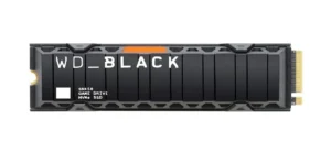 Melhor SSD Para PC Gamer Para Comprar: TOP 5 2024 5 SSD - M.2 Gaming Black SN850 visto de frente sobre fundo branco. O SSD é retangular, pequeno, da cor preta, com uma extremidade dourada de conexão aparente na parte direita. No canto esquerdo superior está escrito "WD_BLACK" em letras brancas.