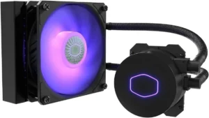 Imagem mostrando o water cooler Cooler Master MasterLiquid ML120L V2, visto de frente, e parcialmente de perfil. O water cooler é preto com luzes RGB roxas e azuis acessas no seu único ventilador. O fundo é branco.