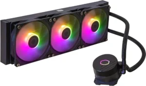 Imagem mostrando o Cooler Master ml240l v2 . O cooler é preto, com 3 ventoinhas e tem luzes LED multicoloridas acessas. A peça é vista de frente, parcialmente de lado. O fundo é branco.