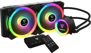 Imagem mostrando o Gamdias Chione M2-240R RGB 240mm visto parcialmente de lado e de frente, com suas luzes RBG acessas no modo multicolorido. O water cooler é da cor preta com 2 ventoinhas, a frente dele estão o controle remoto e uma peça preta retangular, para acoplar ventiladores. O fundo é branco.