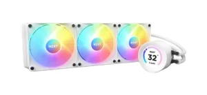 Imagem mostrando o water cooler Nzxt kraken elite 360, visto parcialmente de frente e de lado. O cooler é prateado, com 3 ventiladores e tem luzes RGB multicoloridas acessas. O fundo é branco.