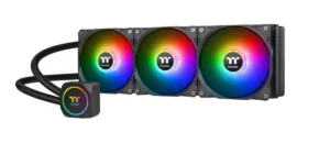Imagem mostrando o Water Cooler 360mm ThermalTake, visto parcialmente de lado e de frente. O cooler é da cor preta, tem 3 ventiladores e luzes RGB coloridas acessas. O fundo é branco.